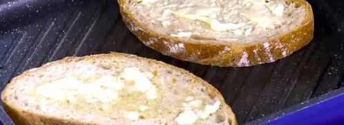 тосты с инжирным вареньем, запеченными грушами и сыром. Шаг 5