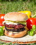 Бургер-гриль с сочным баклажаном