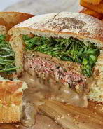 Бургер с фуа-гра и грибным соусом