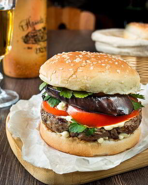 Бургер с говядиной и баклажаном