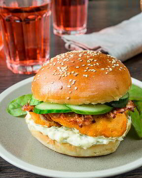 Бургер с куриным филе и беконом