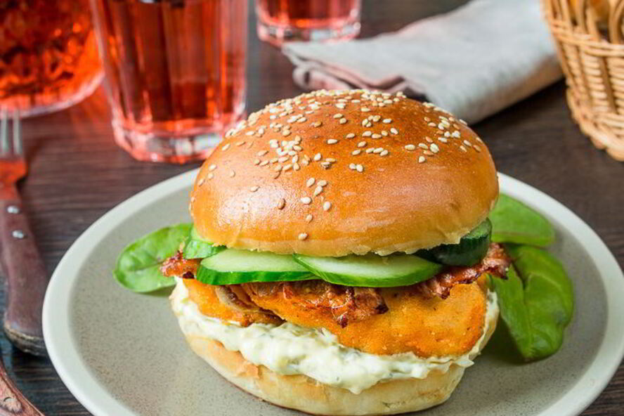 Рецепт бургера с куриным филе и беконом