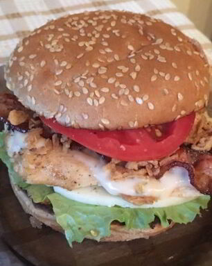 Бургер с курицей, беконом, сыром и чесночным соусом