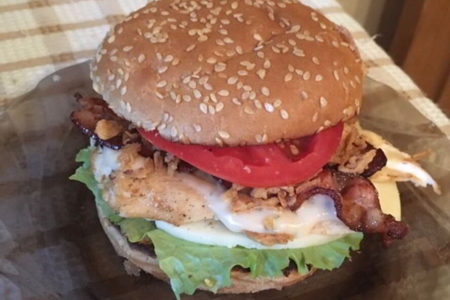 Рецепт бургера с курицей, беконом, сыром и чесночным соусом