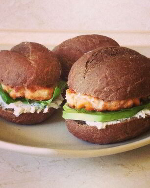 Бургер с семгой и авокадо