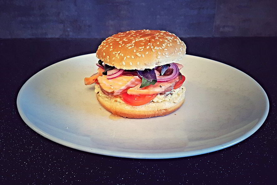 Рецепт бургера с семгой и омлетом