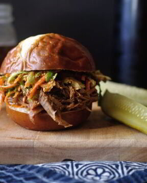 Бургер со свининой и капустой