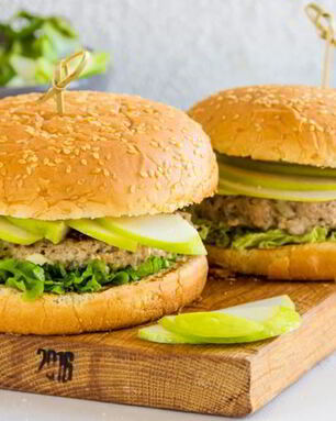 Бургеры с бараниной, огурцом и фетой