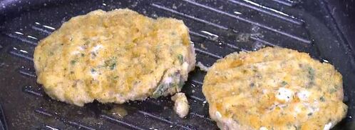 бургеры с котлетками из семги и каперсов. Шаг 7