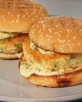 Бургеры с креветками и зеленым луком