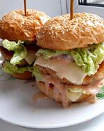 Бургеры с мясным фаршем, помидорами и листьями салат