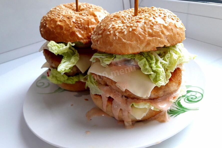 Рецепт бургеров с мясным фаршем, помидорами и листьями салат