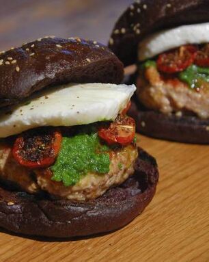 Бургеры с вялеными помидорами на черных булочках