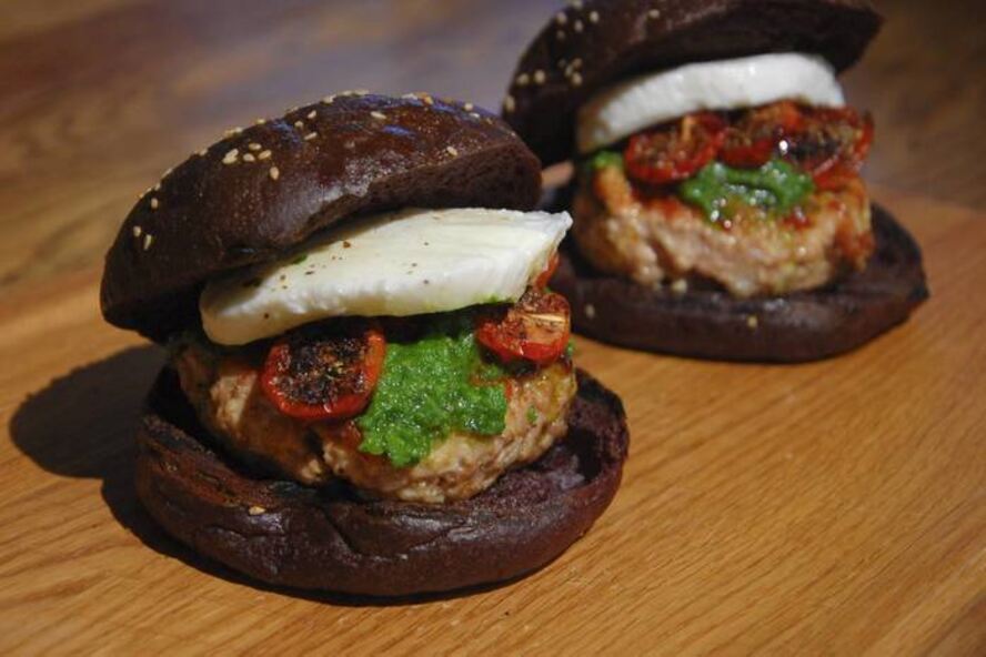 Рецепт бургеров с вялеными помидорами на черных булочках