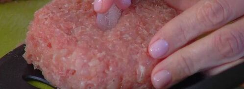 бургеры с вялеными помидорами на черных булочках. Шаг 4