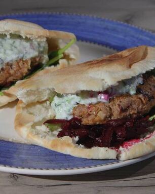 Бургеры с ягнятиной, фетой и оливками