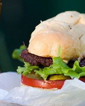 Домашние гамбургеры с соусом Табаско