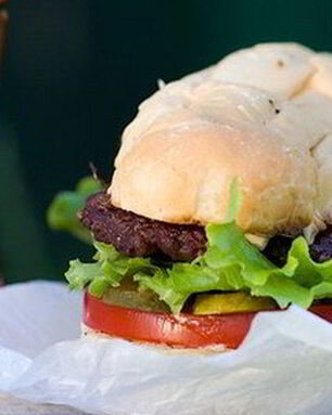 Домашние гамбургеры с соусом Табаско