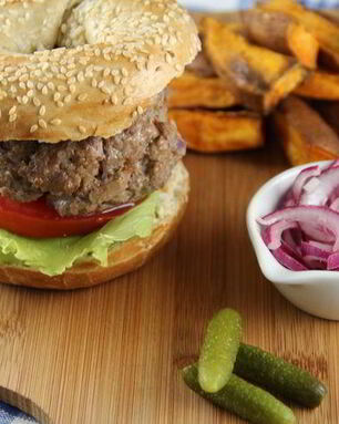 Гамбургер из говядины с чипсами из сладкого картофеля