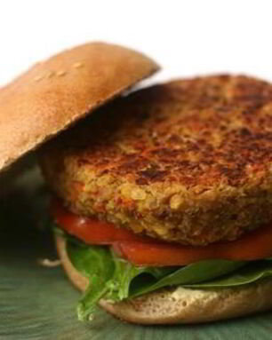Гамбургеры с котлетами из чечевицы, овощей и сыра