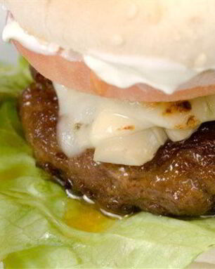 Горячие гамбургеры с брынзой и говядиной