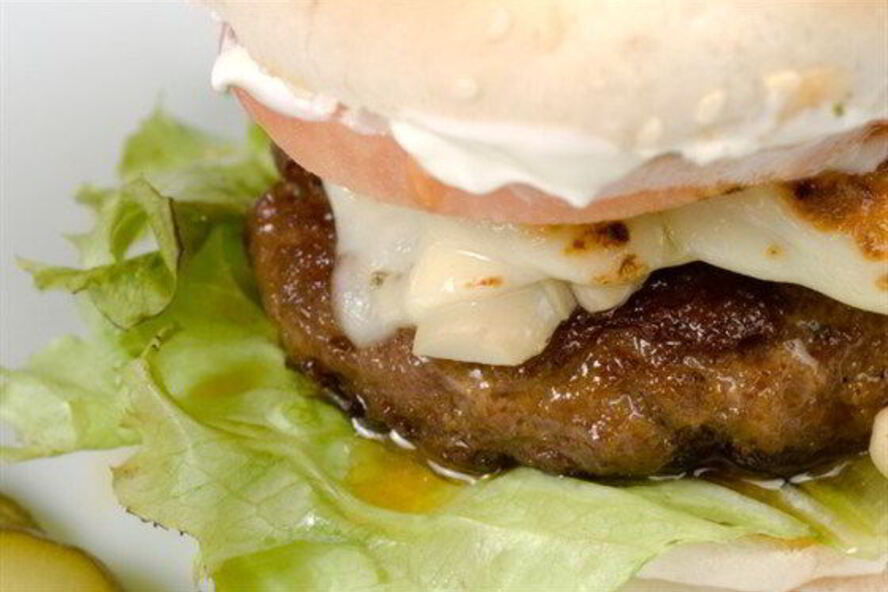 Рецепт горячих гамбургеров с брынзой и говядиной