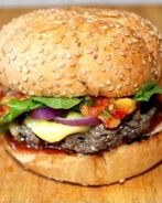 Мексиканский бургер с манговой сальсой и козьим сыром