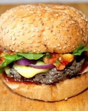 Мексиканский бургер с манговой сальсой и козьим сыром