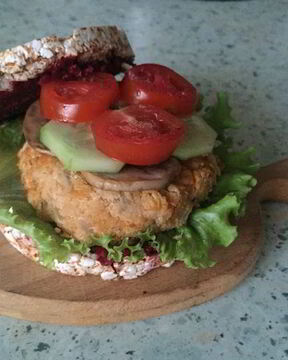 Постный бургер с котлетой из нута и свекольным соусом