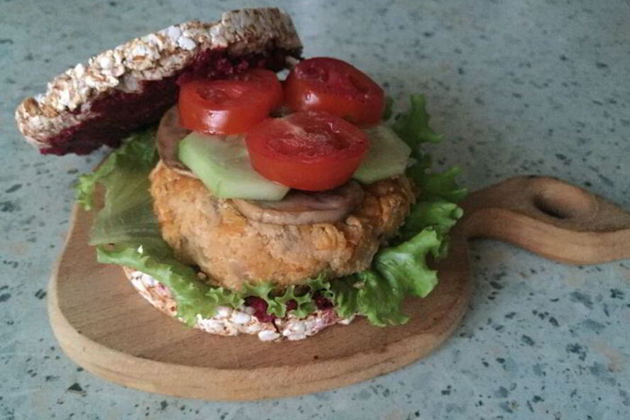 Рецепт постного бургера с котлетой из нута и свекольным соусом