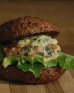 Рыбный гамбургер с манго-майонезом