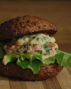 Рыбный гамбургер с манго-майонезом