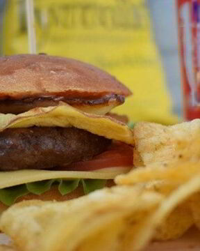 Сочный бургер с омлетом