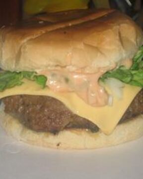 Вкусный гамбургер с хреном и аджикой