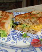 Бутерброд с брокколи и сыром