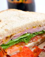 Бутерброд с ветчиной и помидорами