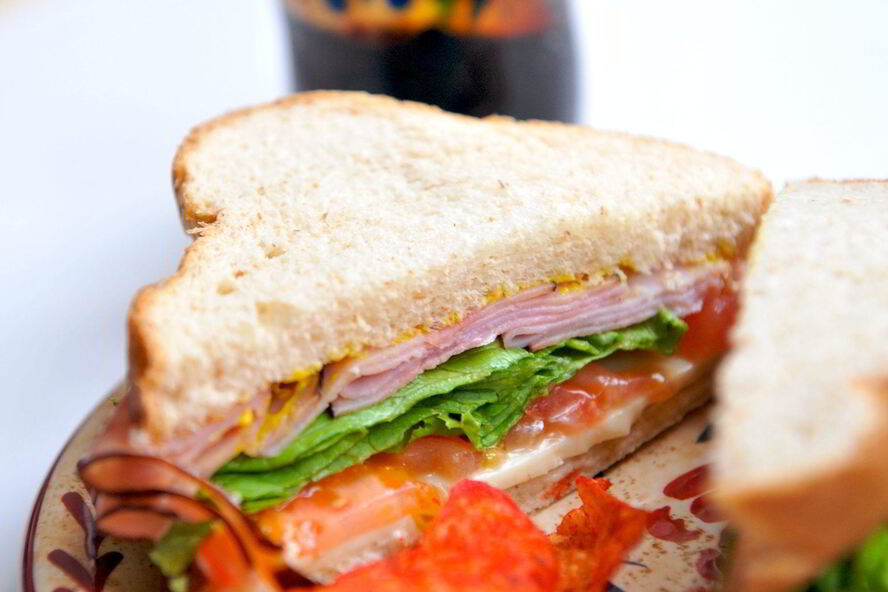 Рецепт бутерброда с ветчиной и помидорами