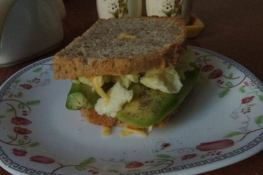 Рецепт бутерброда с яичницей-болтуньей и авокадо