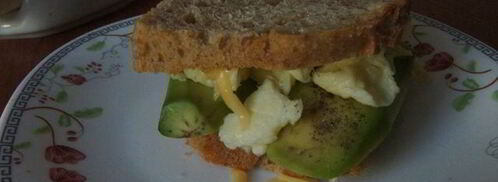 бутерброд с яичницей-болтуньей и авокадо. Шаг 3