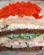 Бутербродный тортик с окороком и яйцом