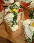 Бутерброды для завтрака с куриным филе, помидорами и перепелиными яйцами