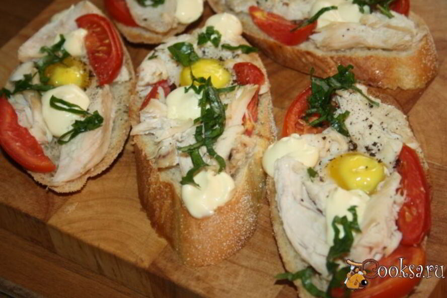 Рецепт бутербродов для завтрака с куриным филе, помидорами и перепелиными яйцами