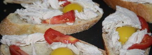 бутерброды для завтрака с куриным филе, помидорами и перепелиными яйцами. Шаг 4