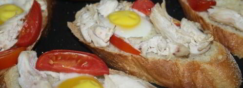 бутерброды для завтрака с куриным филе, помидорами и перепелиными яйцами. Шаг 5