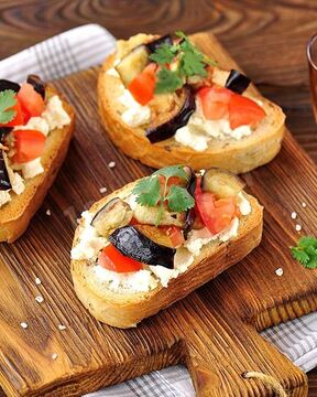 Бутерброды с баклажанами и помидорами