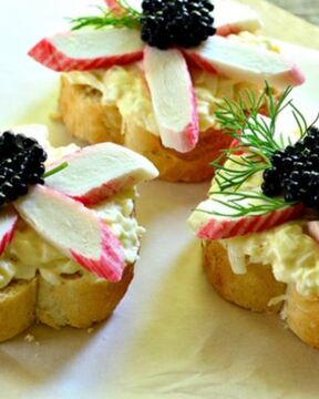 Бутерброды с черной икрой и крабовыми палочками