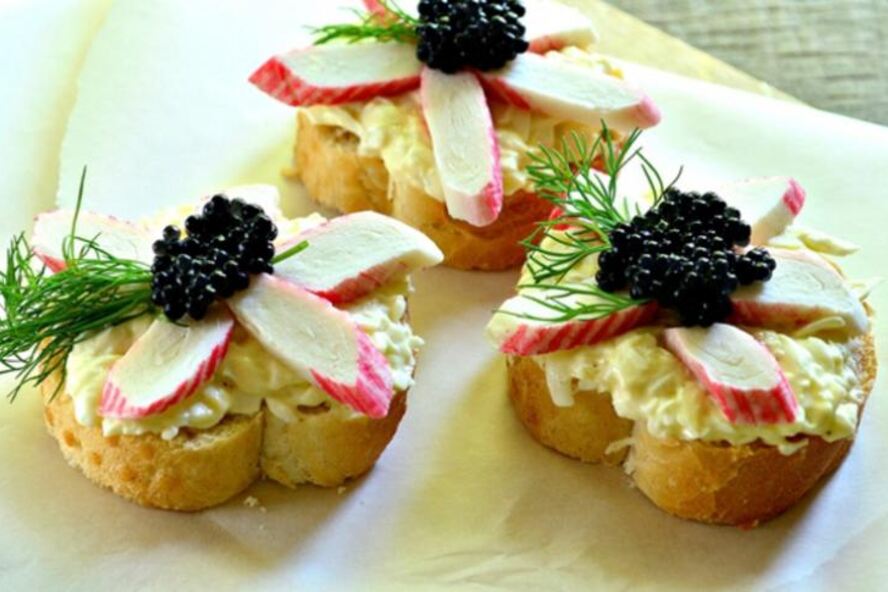 Рецепт бутербродов с черной икрой и крабовыми палочками