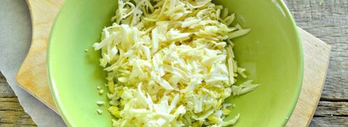 бутерброды с черной икрой и крабовыми палочками. Шаг 2