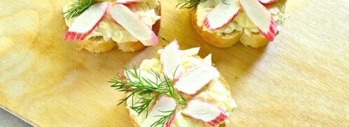 бутерброды с черной икрой и крабовыми палочками. Шаг 5