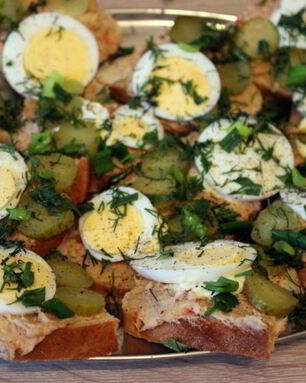 Бутерброды с консервированным лососем